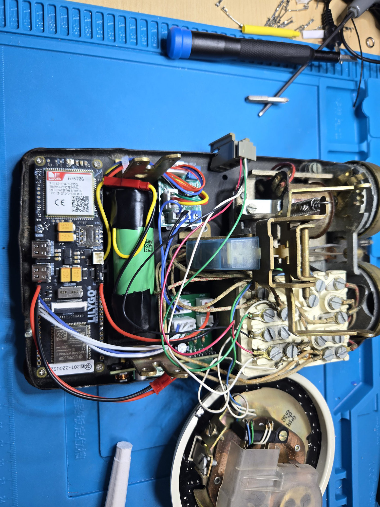 Battery installed between the LilyGO and the other assemblies