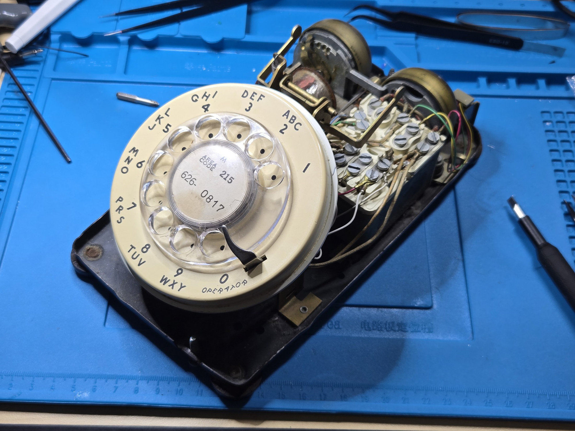 Telephone with the outer housing removed