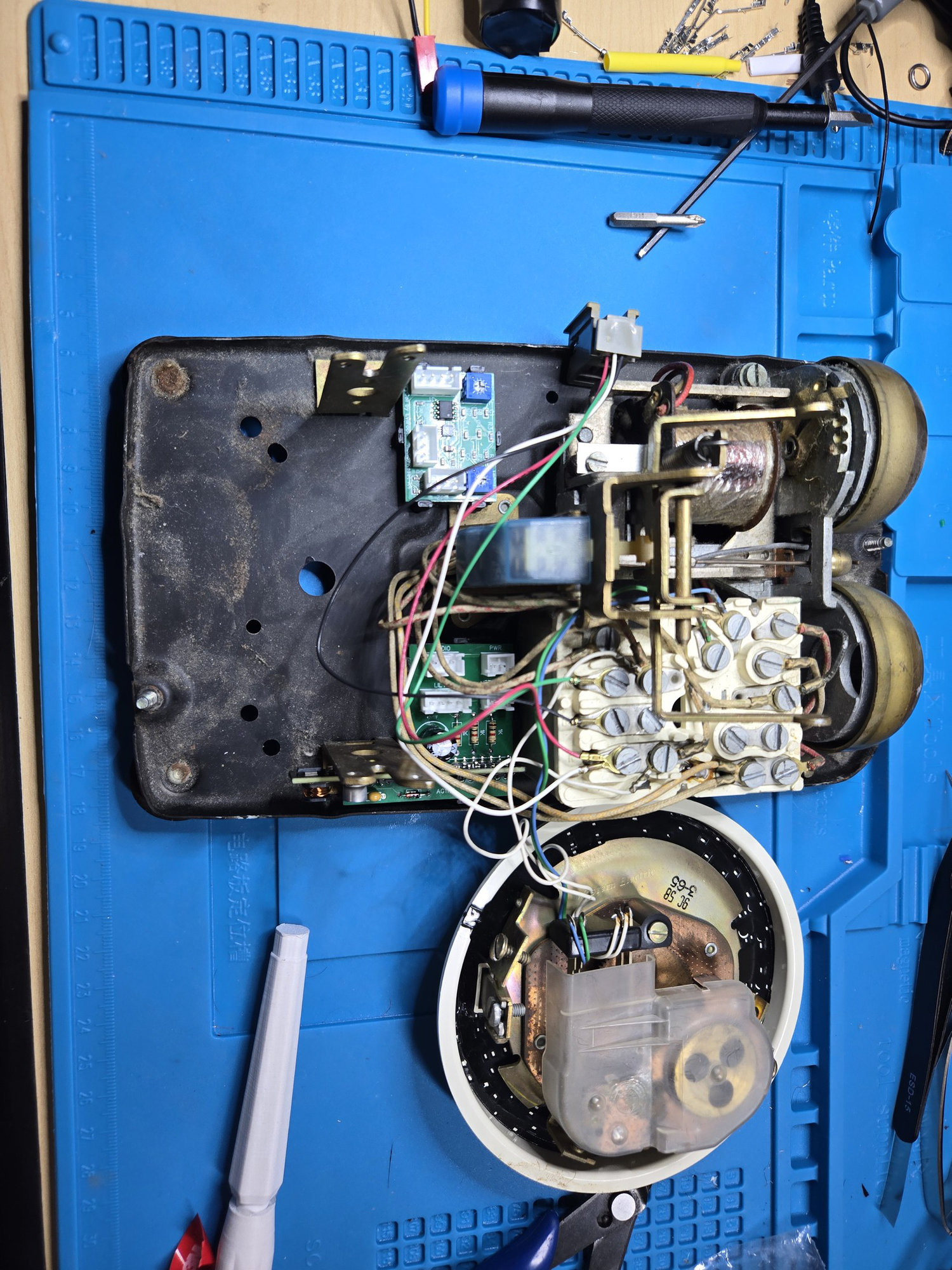 Audio and AG1171 carrier assemblies installed on the telephone base